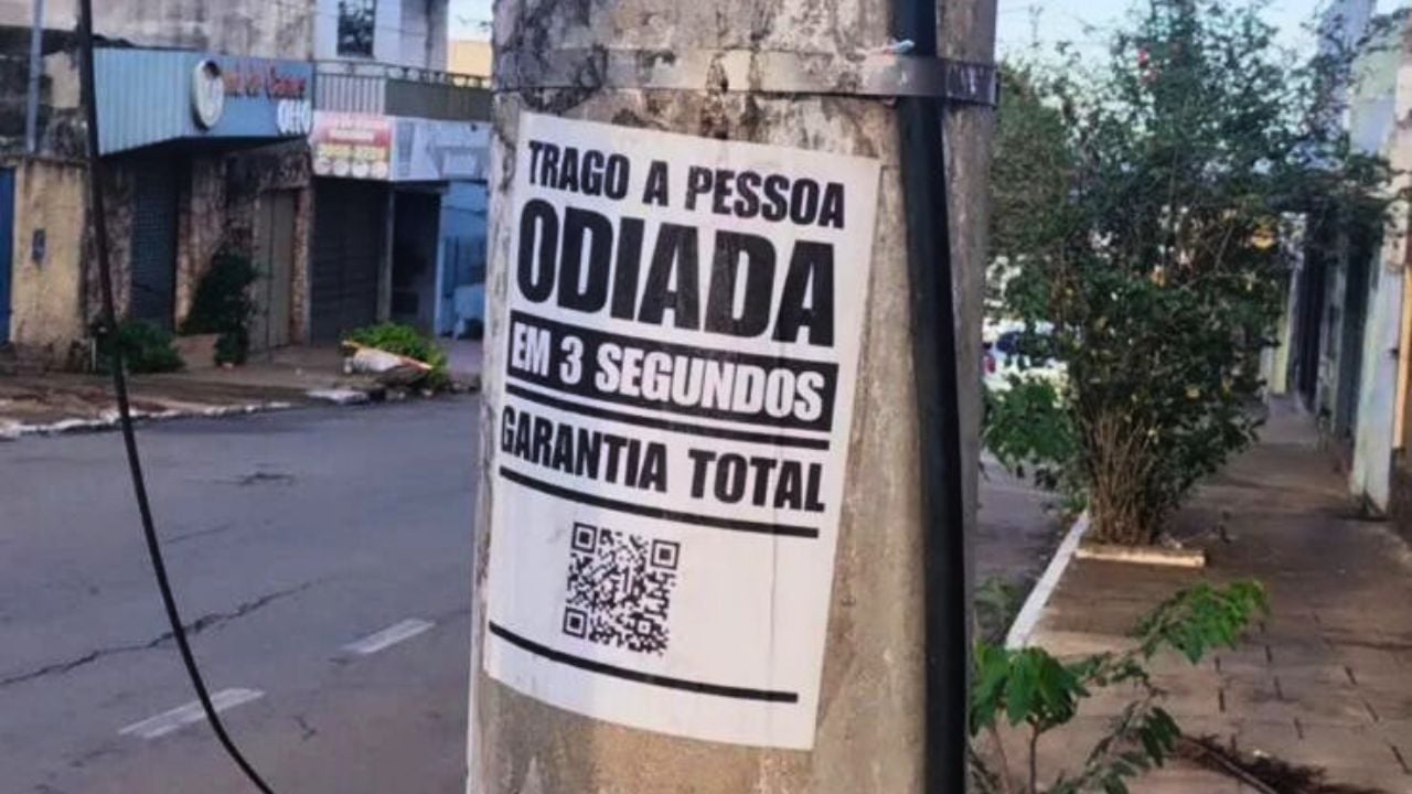 Placa com anúncio contraditório chama a atenção em Anápolis. (Foto: @pedrao.ricardo)