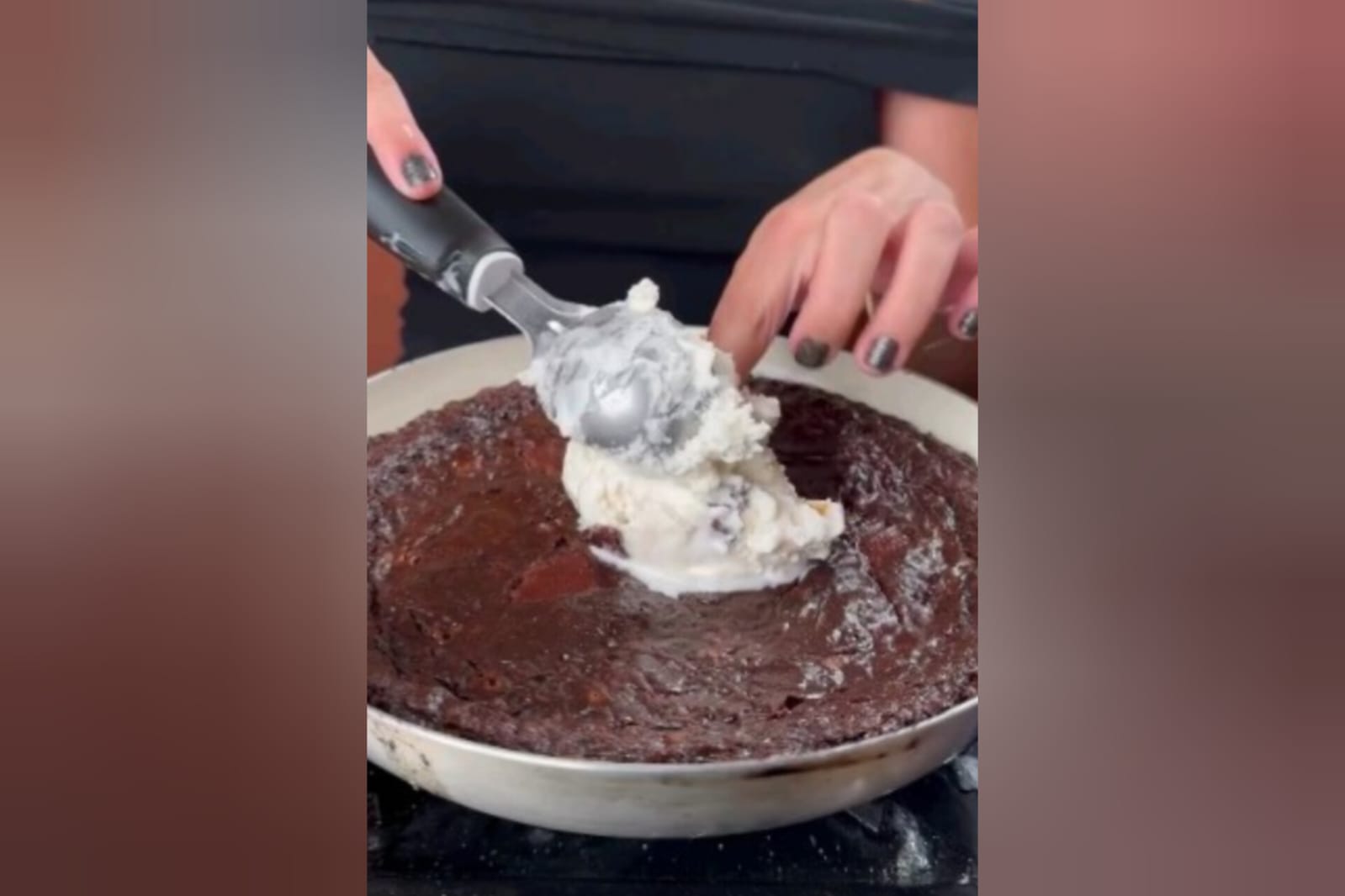 Não tem forno em casa? Veja como fazer brownie na frigideira