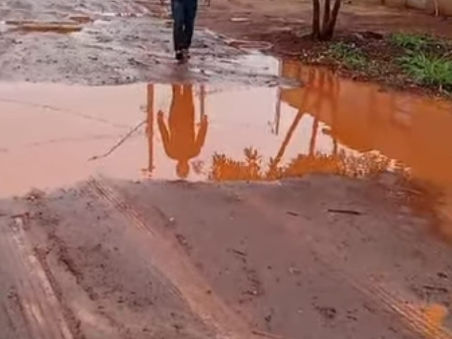 Ruas do Setor Tancredo Neves ficaram repletas de barro e lama após as chuvas. (Foto: Redes Sociais)