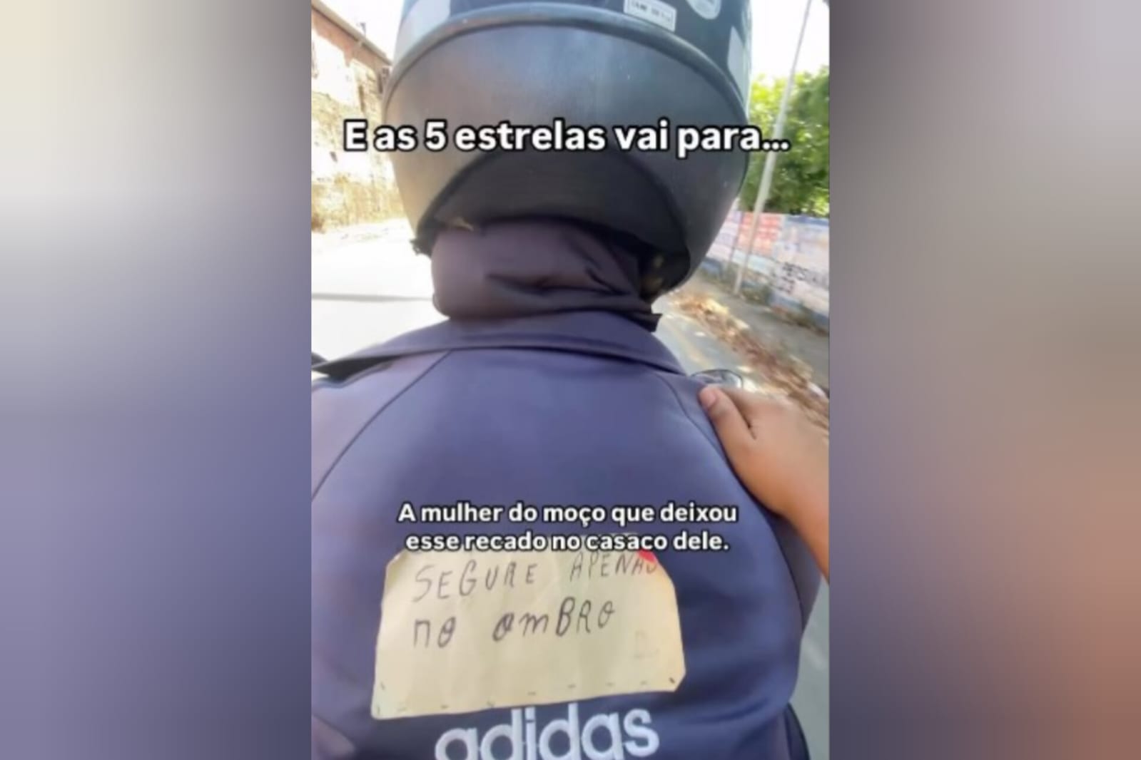 Motorista de aplicativo chama atenção ao andar com aviso colado nas costas