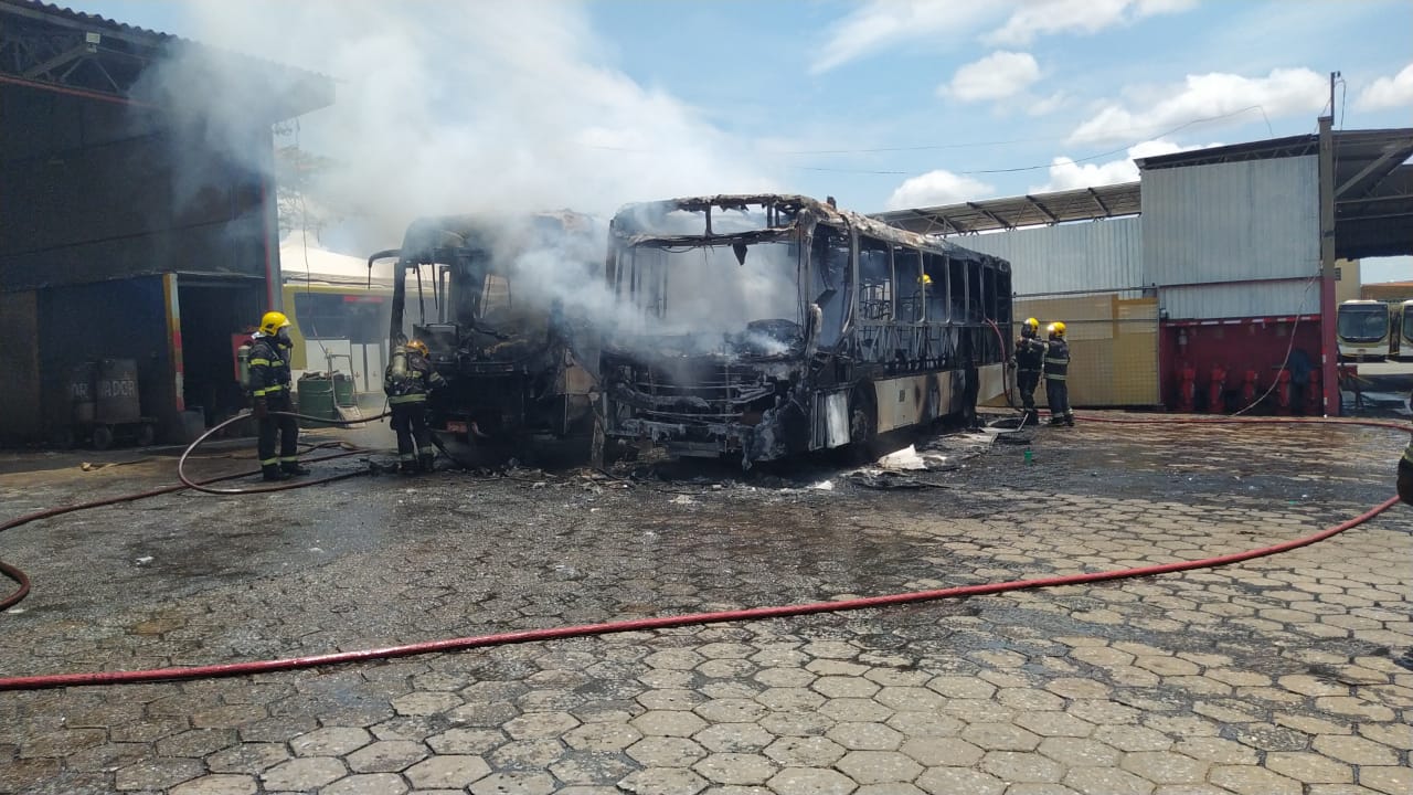 Imagem mostra ônibus destruídos dentro da garagem da Urban. (Foto: Reprodução)