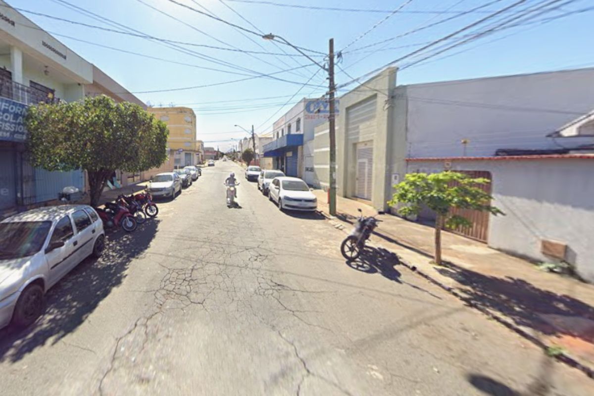 Caso ocorreu na rua Guimarães Natal, no bairro Maracanã. (Foto: Captura/Google Street View)