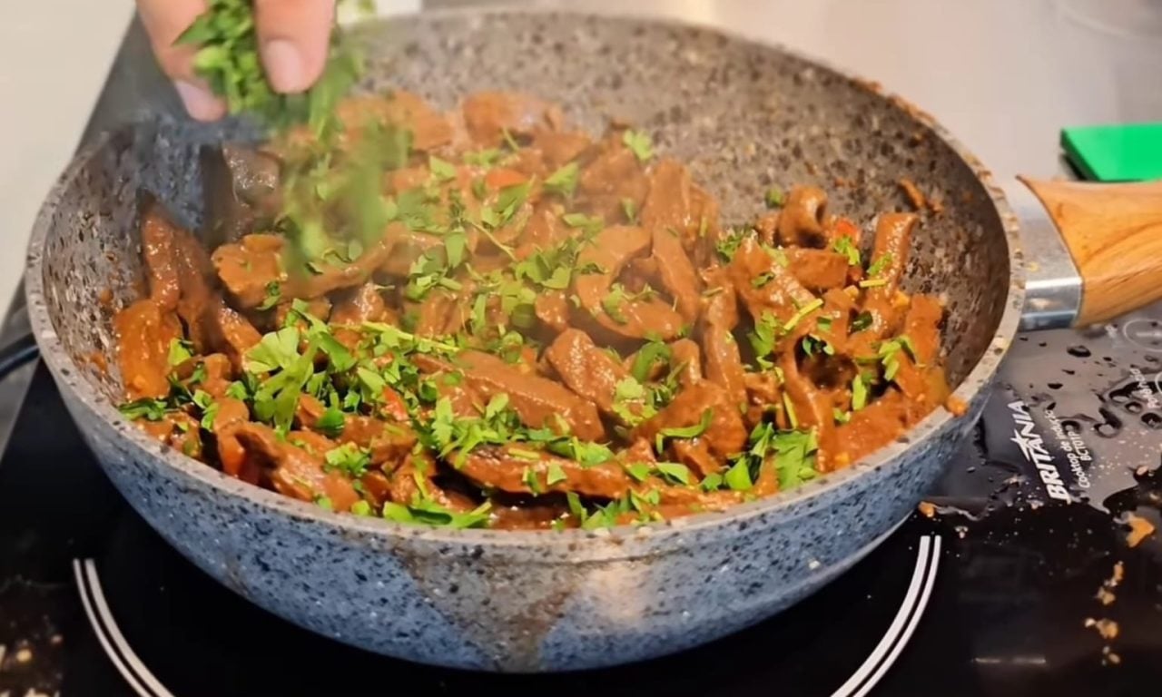 O segredo para deixar o bife de fígado mais macio e sem sabor e cheiro forte