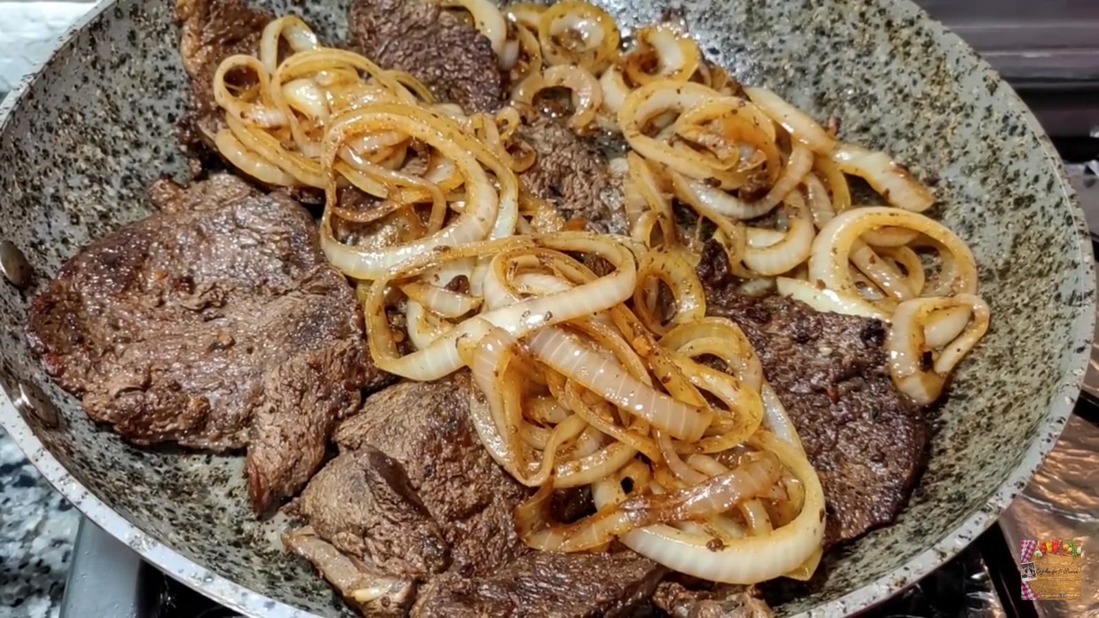 Bife acebolado é um dos pratos mais "queridos" do Brasil. (Foto: Reprodução/ Youtube)