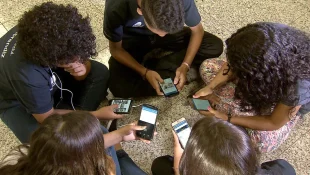 Escolas buscam soluções para regular o uso de celular pelos alunos