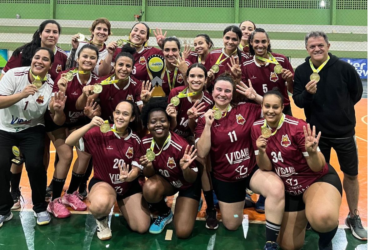 Equipe do Cerrado Handebol Clube foi tetracampeã consecutiva no campeonato estadual. (Foto: Arquivo Pessoal/ Tamara Amizuê) 