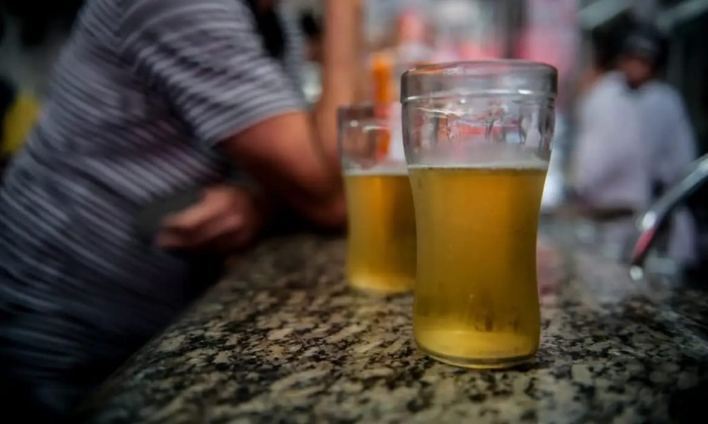 Truque para gelar a cerveja em poucos minutos sem precisar deixar no congelador