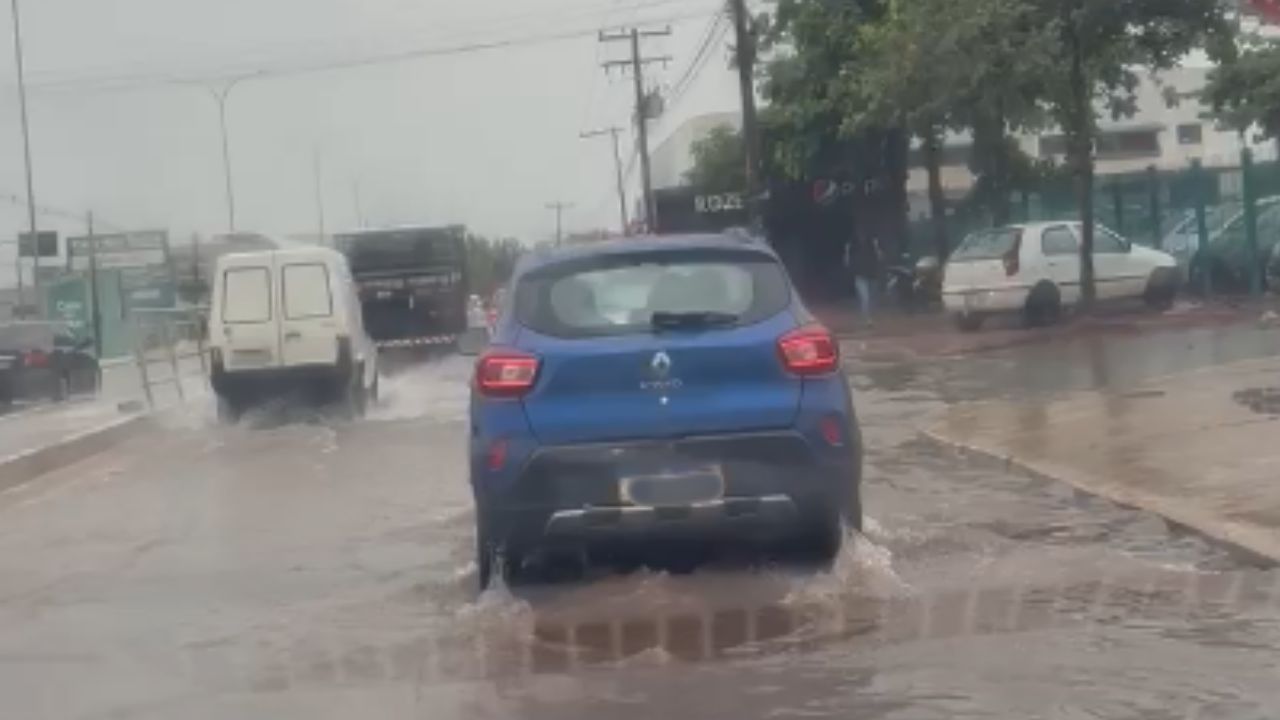 Avenida Brasil Norte alagada em Anápolis. (Foto: Reprodução) 