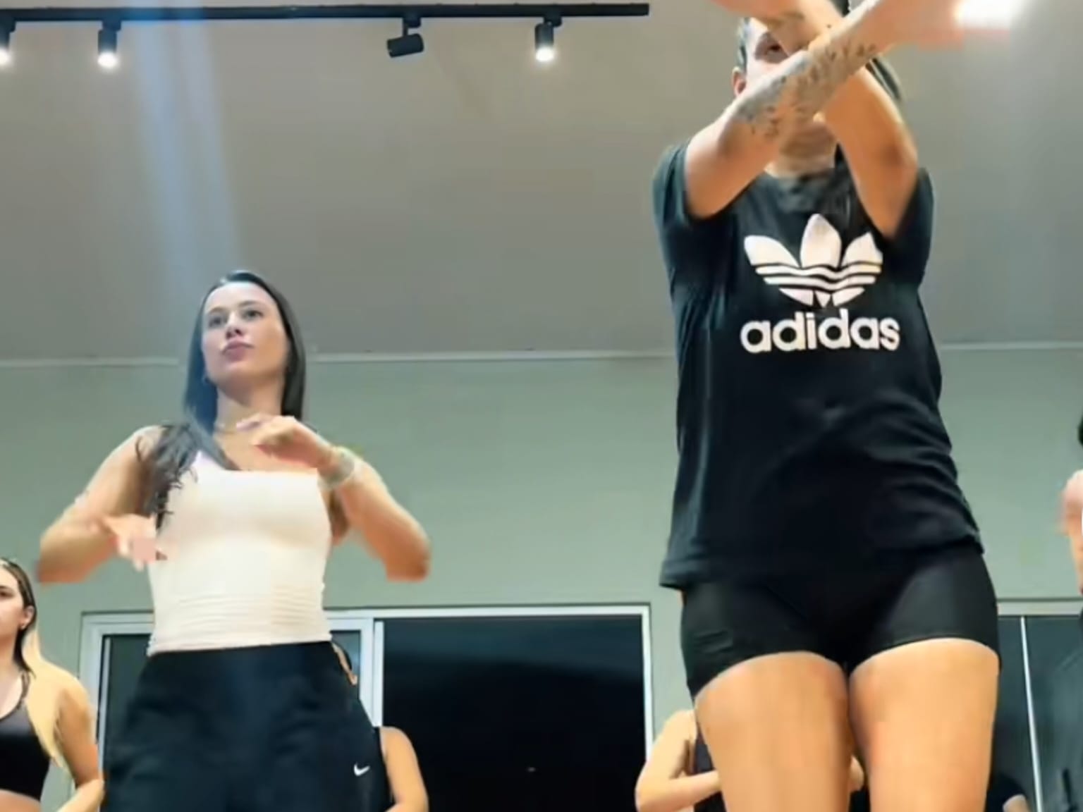 Nas academias da capital, já é possível dançar ao som de eletrofunk. (Foto: Reproduão/TikTok/@uaisaracristina)