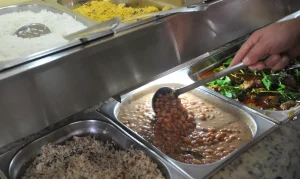 Maioria dos trabalhadores levam marmita para o trabalho, diz estudo alimento