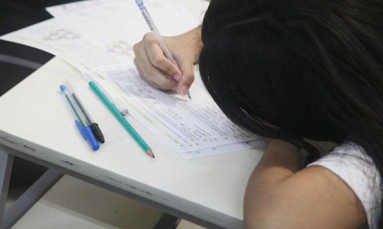 Descubra qual é a única palavra em português que tem plural no meio e é pouco falada