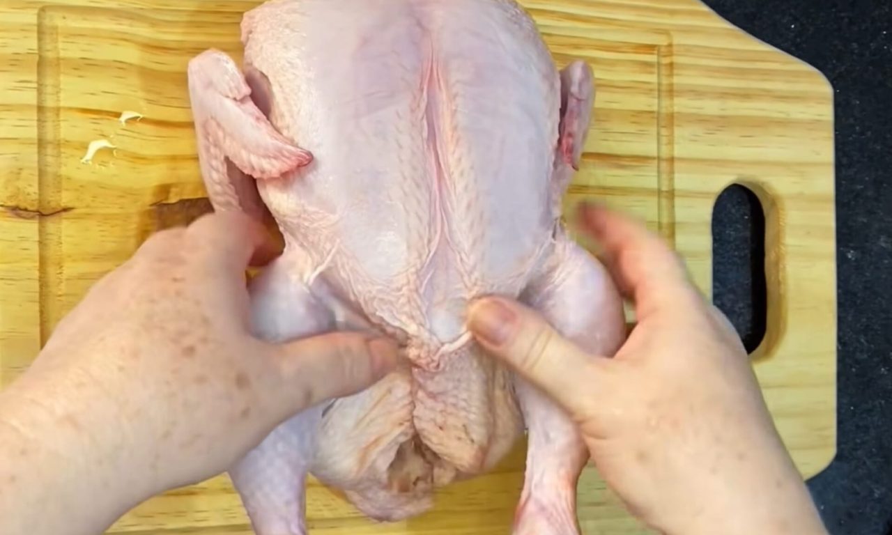 Chef ensina jeito certo de cortar um frango (é mais fácil do que parece)