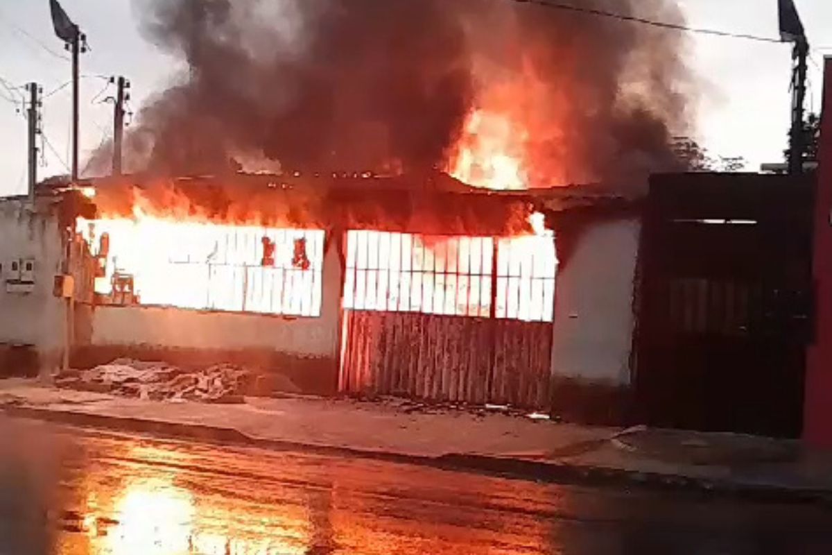 Incêndio atingiu casa no Setor Industrial Mounir Calixto, em Anápolis. (Foto: Reprodução)