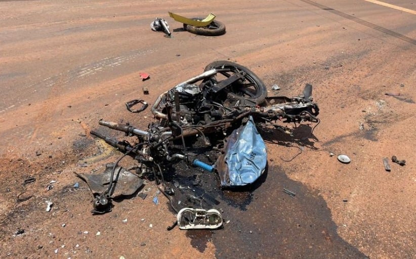 Motocicleta da vítima ficou irreconhecível (Foto: Divulgação)