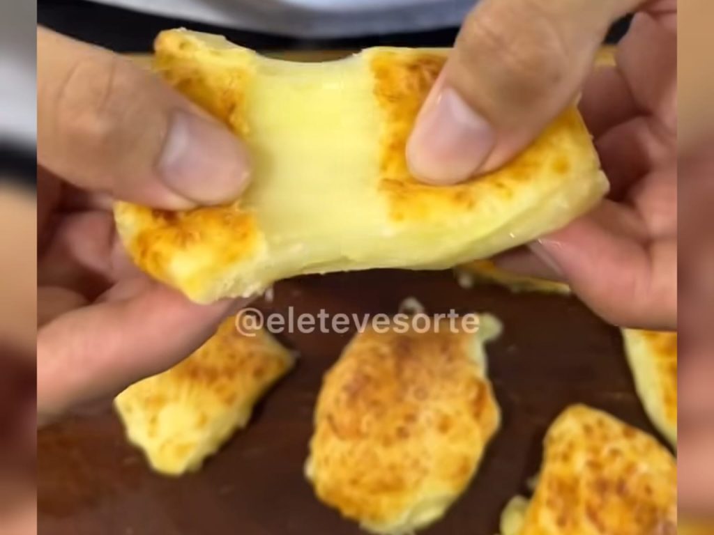 Com apenas 2 ingredientes, pão de queijo de requeijão é uma ótima opção para o lanche