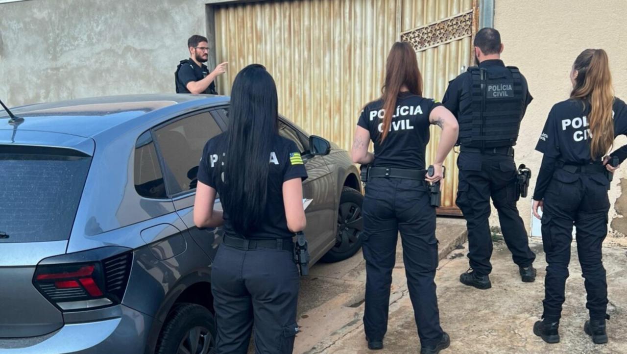 Policiais cumpriram mandado em Goianápolis (Foto: Divulgação)