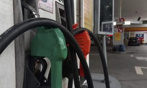 Funcionária de posto de gasolina que ajudava motoristas e foi demitida terá de indenizar estabelecimento combustíveis
