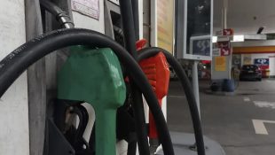 Funcionária de posto de gasolina que ajudava motoristas e foi demitida terá de indenizar estabelecimento