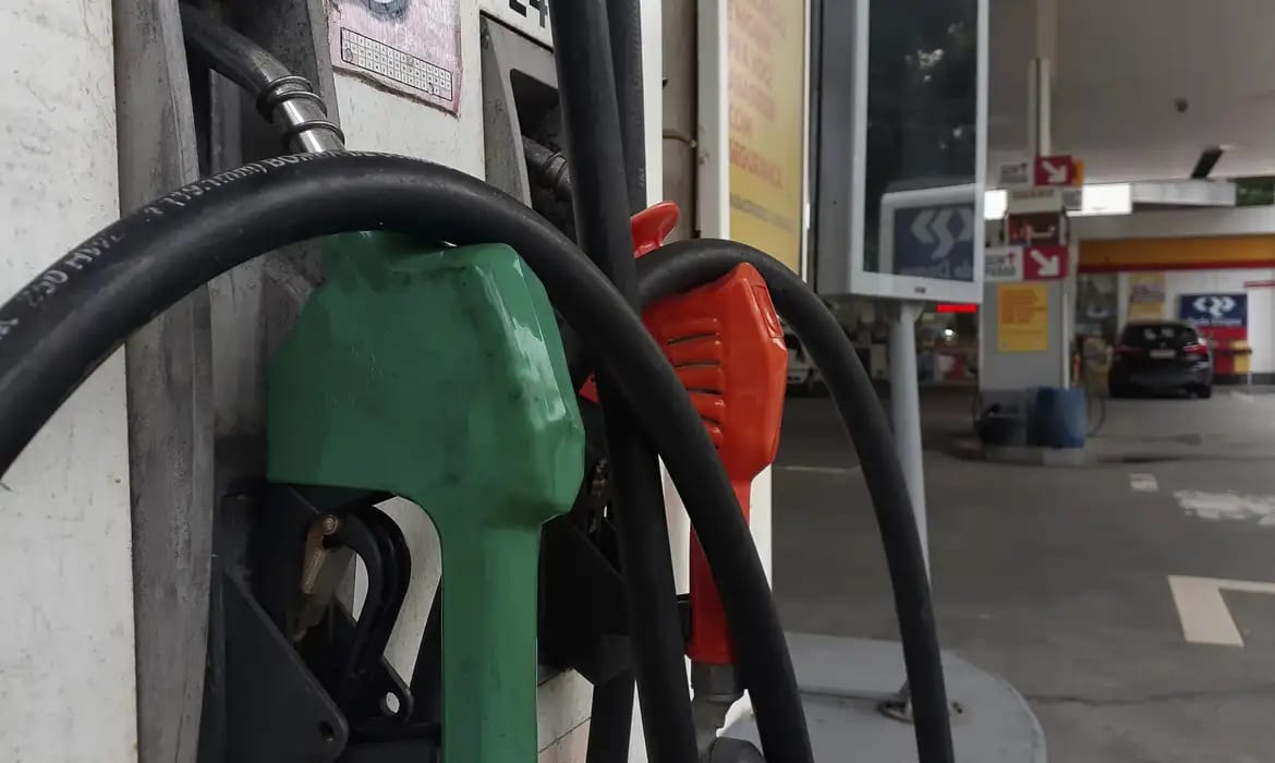 Funcionária de posto de gasolina que ajudava motoristas e foi demitida terá de indenizar estabelecimento