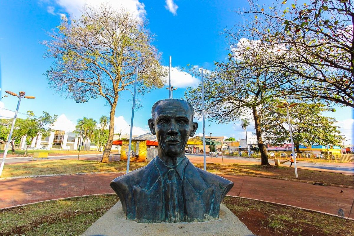 Estátua do vereador Boaventura, no Setor Leste Vila Nova. (Foto: Reprodução/Curta Mais)