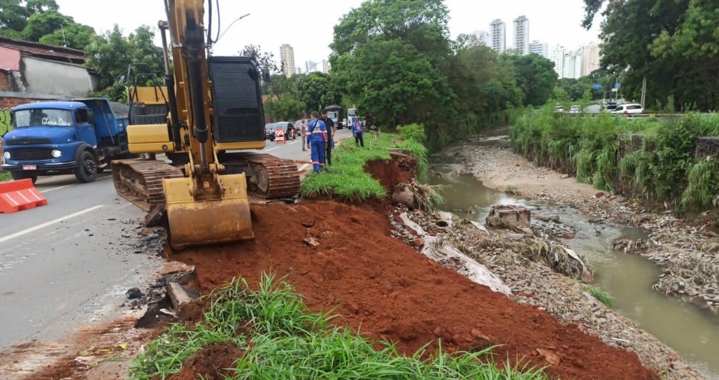 Obra provoca desvio no local (Foto: Seinfra)