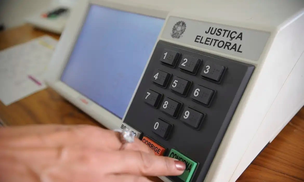 Urna eletrônica é utilizada nas eleições brasileiras. (Foto: Fábio Pozzebom/Agência Brasil)