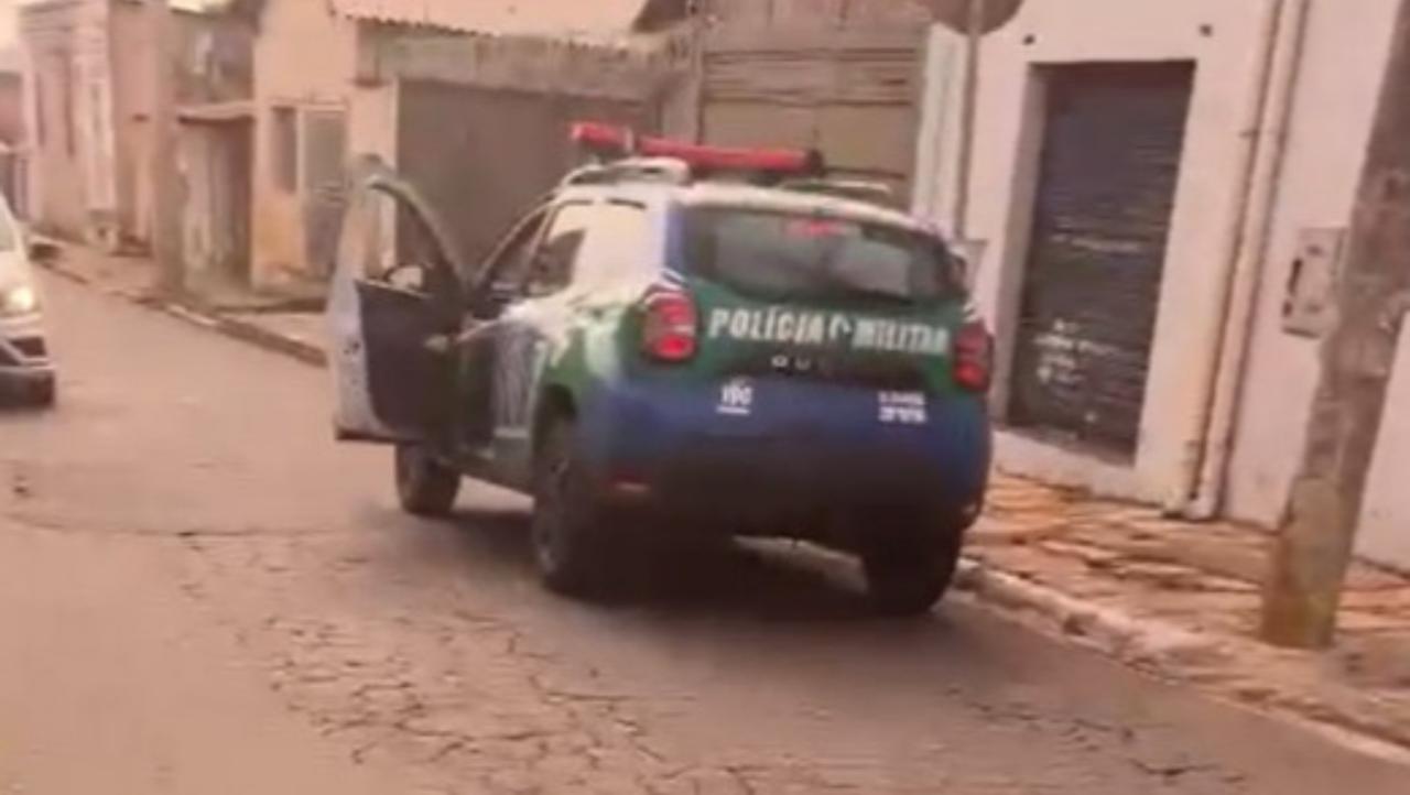 Policiais prenderam o homem nesta segunda-feira (28)  (Foto: Captura de tela)