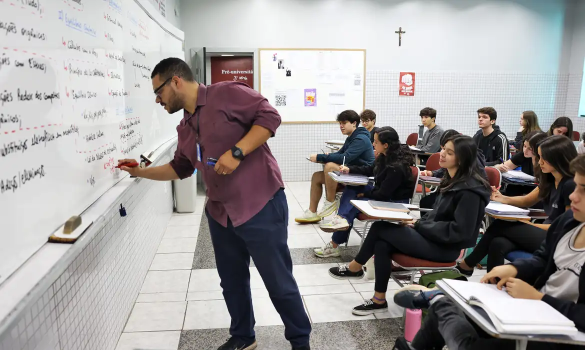 Enem 2024: MEC divulga gabaritos oficiais e cadernos de questões