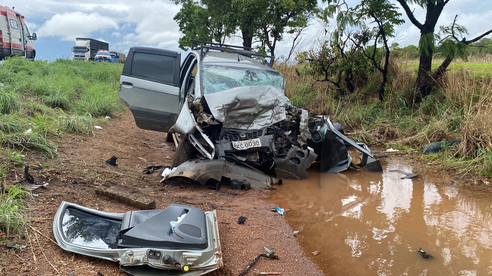 Imagem mostra frente do Fiat Idea bastante destruída. (Foto: Divulgação/Corpo de  Bombeiros)