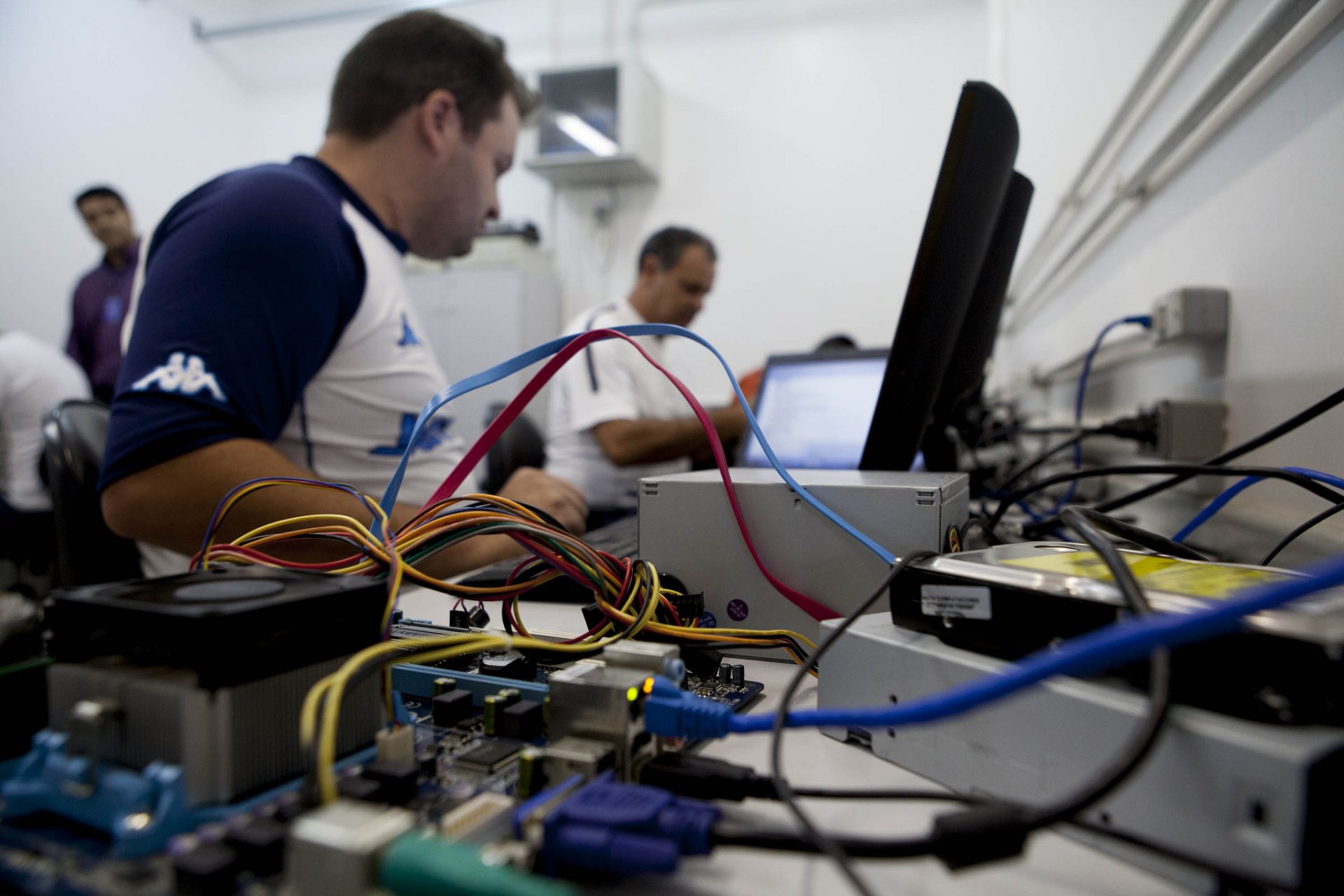 6 cursos técnicos que pagam mais que muitas faculdades no Brasil