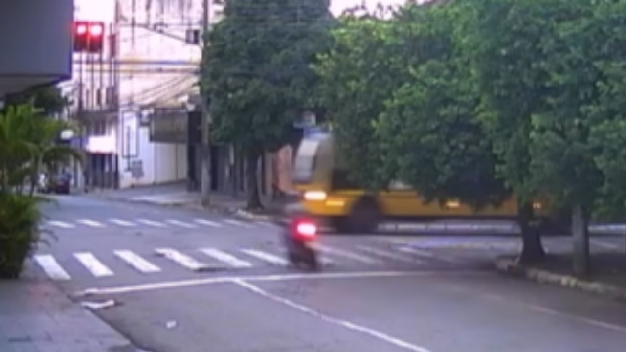 Câmera de segurança mostra exato momento de acidente que matou motociclista no Centro de Anápolis