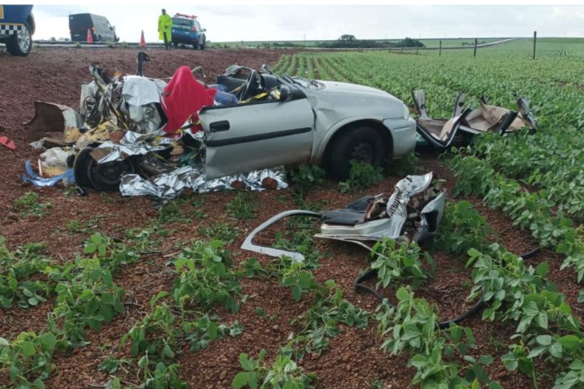 Grave acidente envolvendo carro e van deixa duas vítimas fatais em rodovia goiana