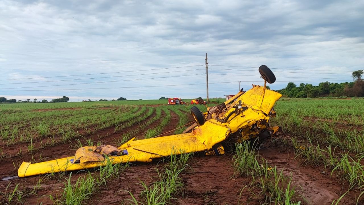 Avião de pequeno porte cai em fazenda do interior de Goiás