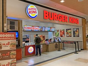 Burger King é condenado a indenizar trabalhadora por uniforme que não servia