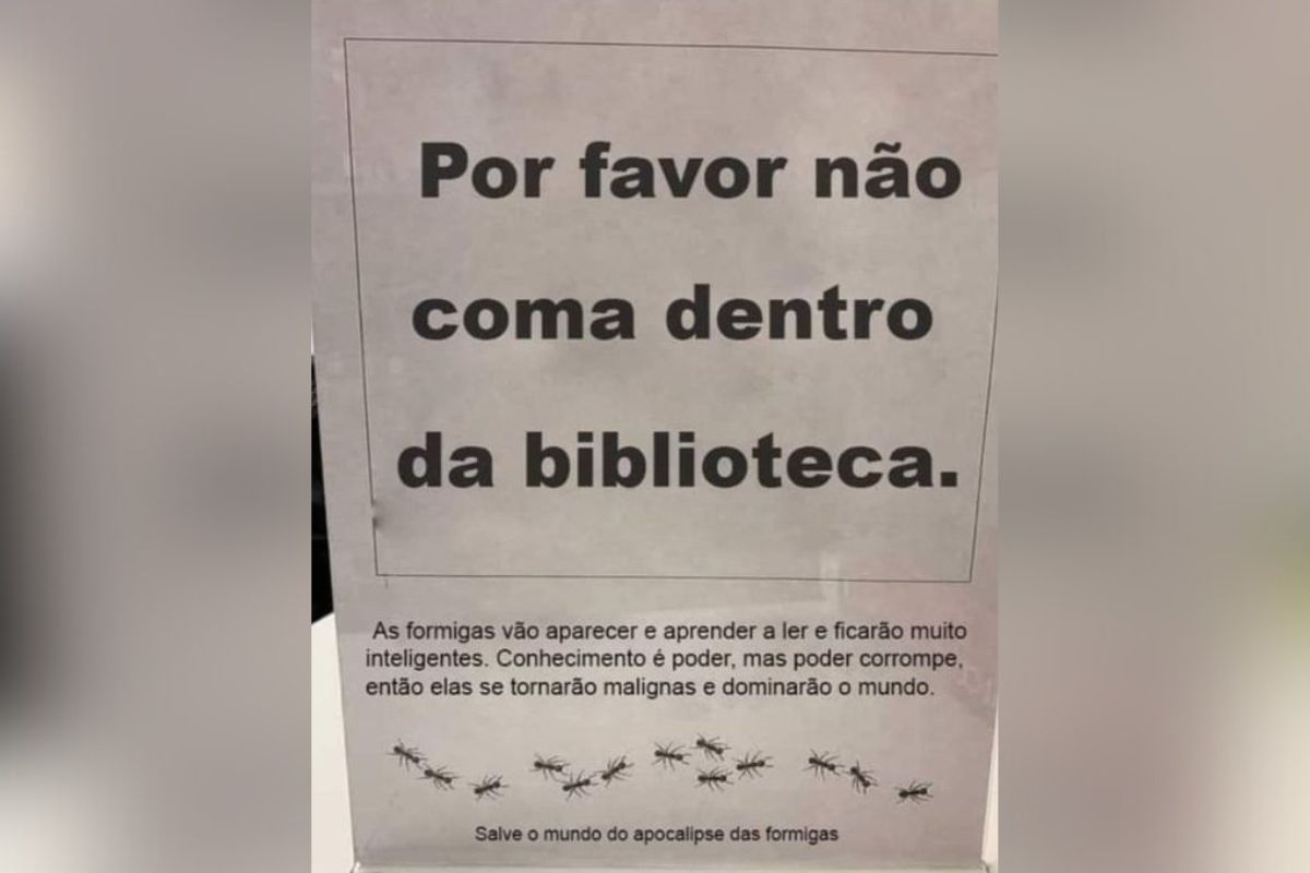 Placa colocada na porta de biblioteca chama atenção de frequentadores