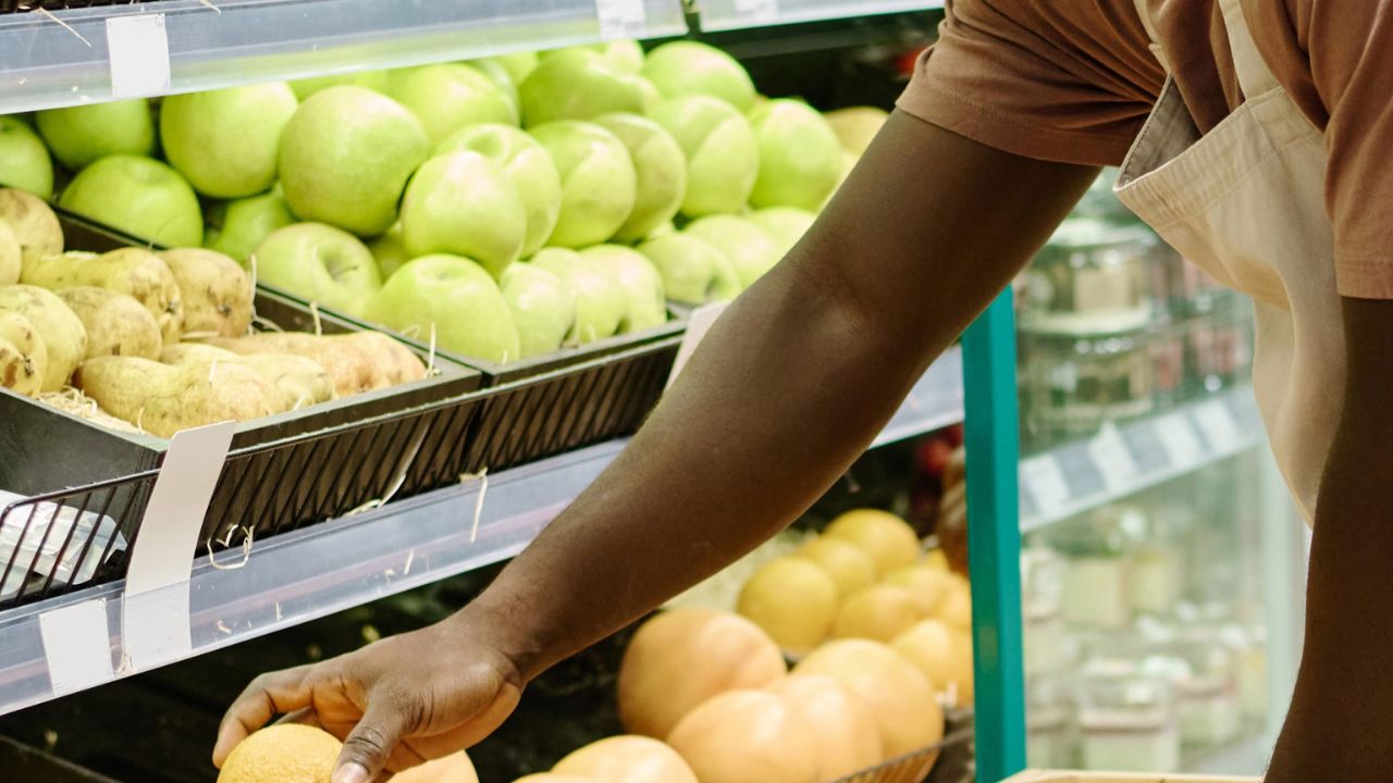 Trabalhador vítima de racismo será indenizado por rede de supermercado em Goiânia