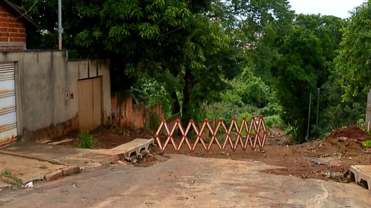 Obra parada da Prefeitura deixa cratera para trás e moradores inseguros no Jardim Europa, em Anápolis