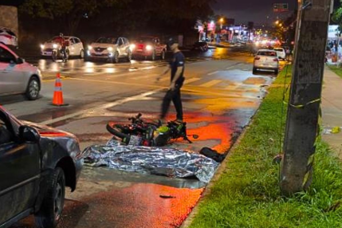 Jovem morre após se desequilibrar e colidir moto contra poste em Goiânia