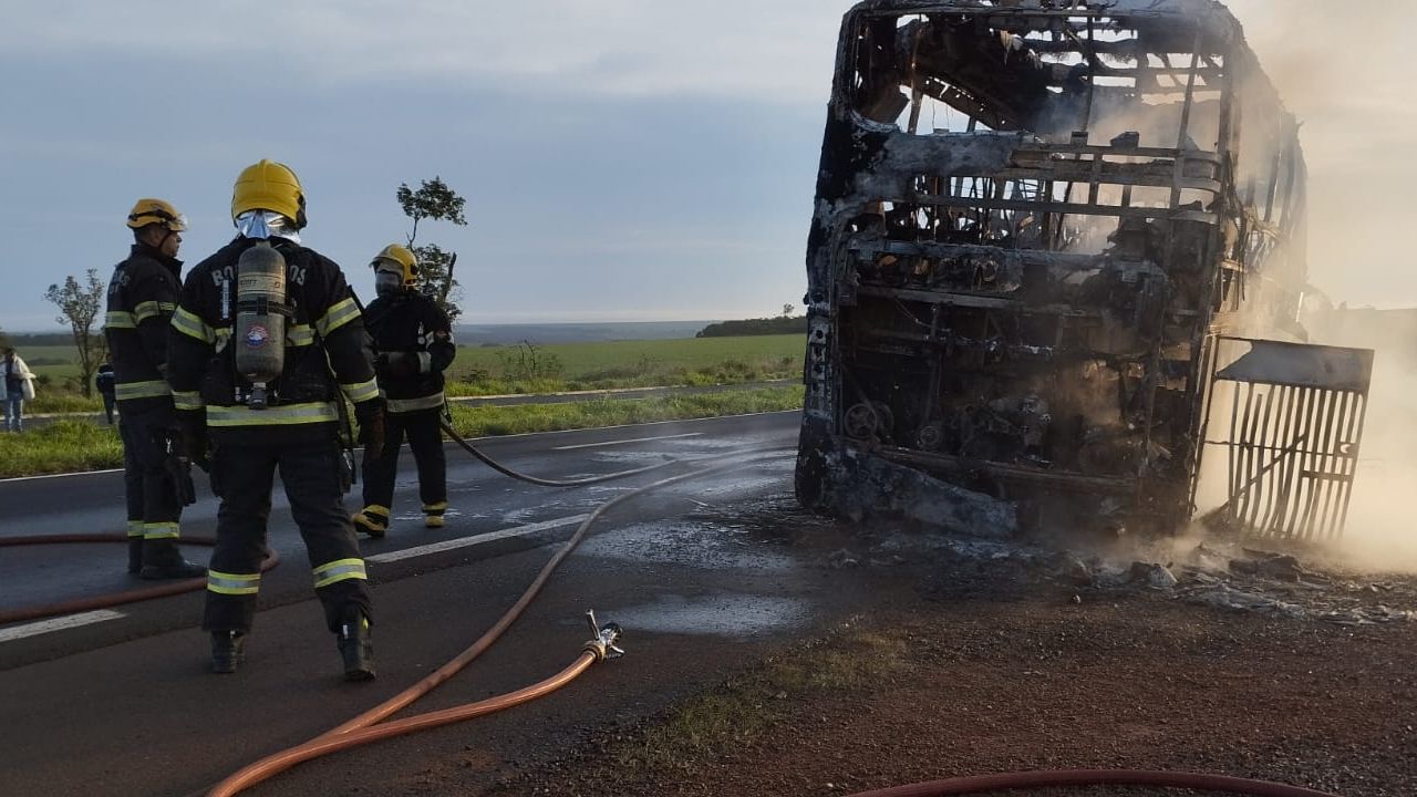 Ônibus com 26 passageiros pega fogo e fica totalmente destruído na BR-060