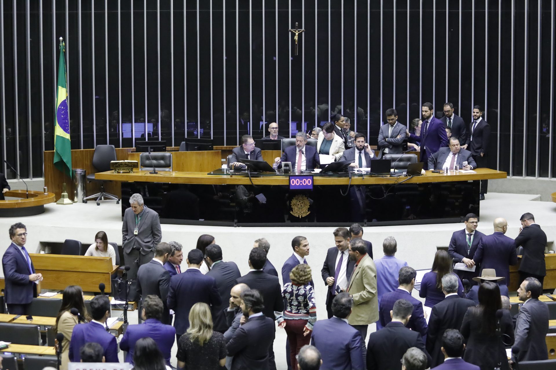 Sobe para 3 o número de deputados goianos que assinaram a PEC que propõe fim da escala 6×1; veja quais