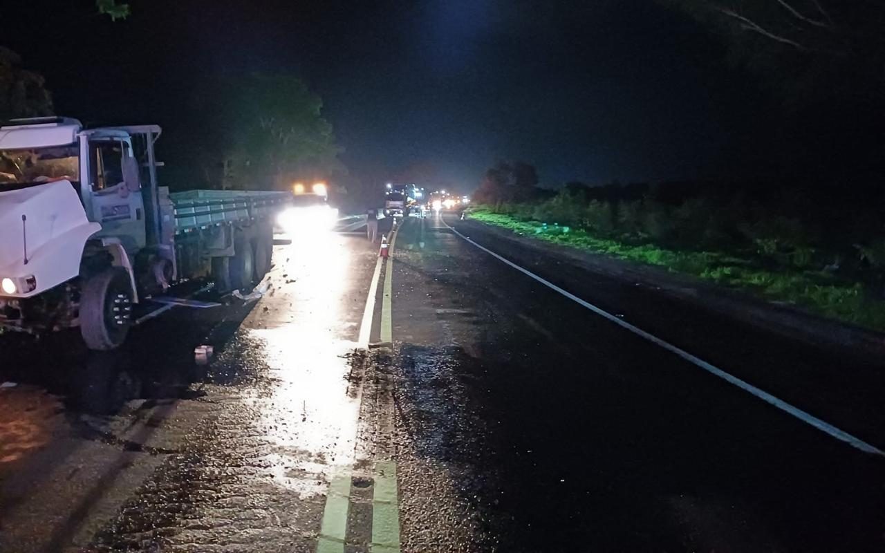 Acidente entre carro e caminhao, em Goiás. (Foto: Divulgação/ PRF)