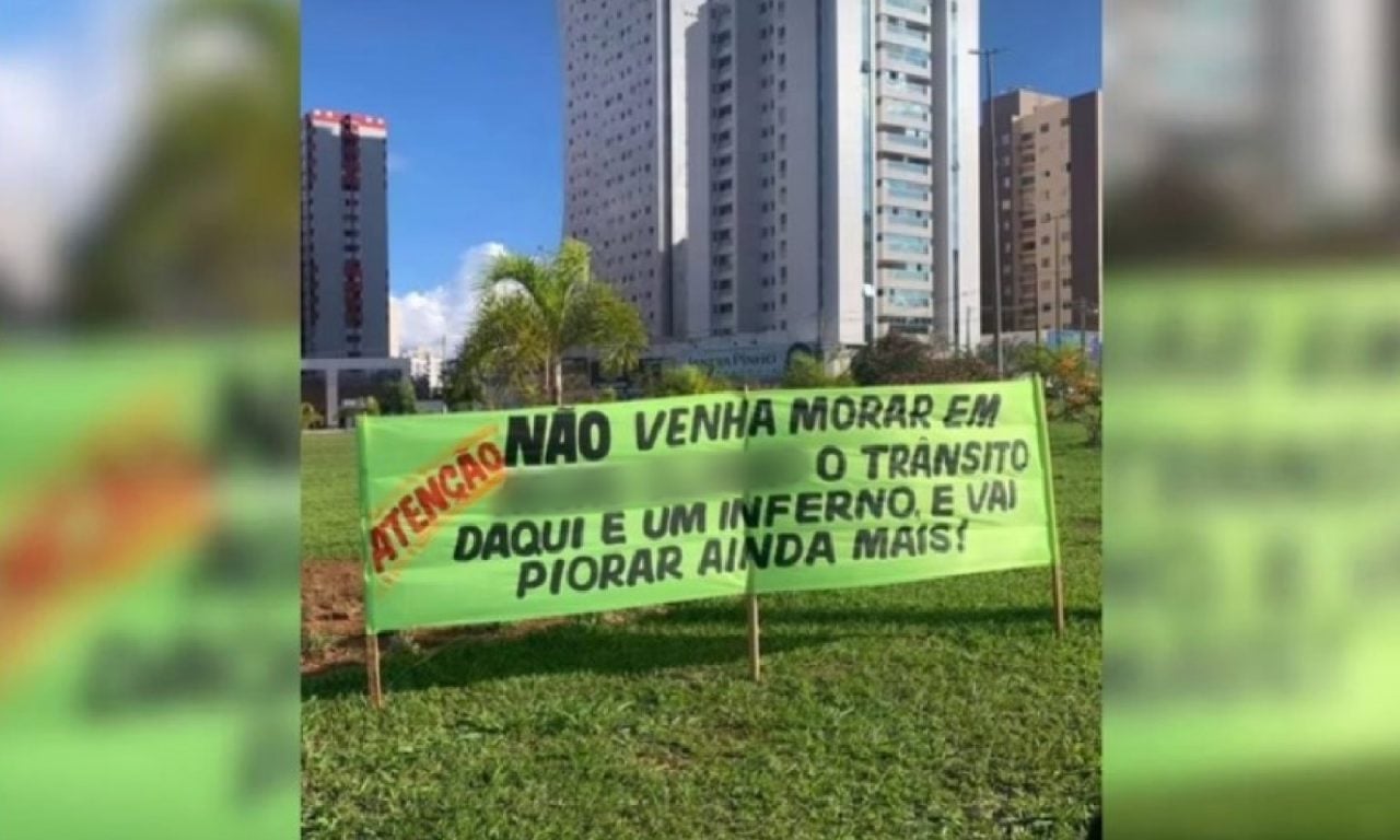 Placa colocada na entrada de cidade chama atenção de motoristas