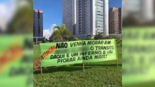 Placa colocada na entrada de cidade chama atenção de motoristas