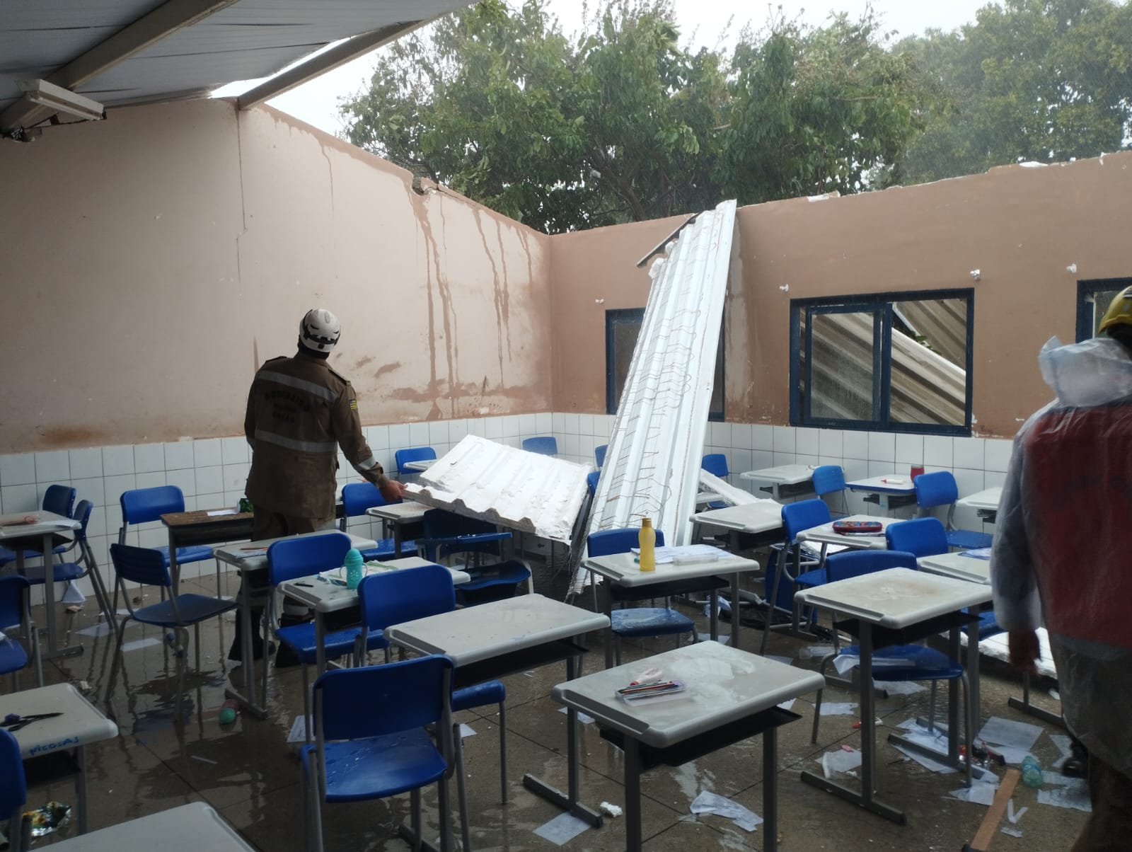 Duas crianças e uma professora são hospitalizadas após telhado de escola cair com a chuva