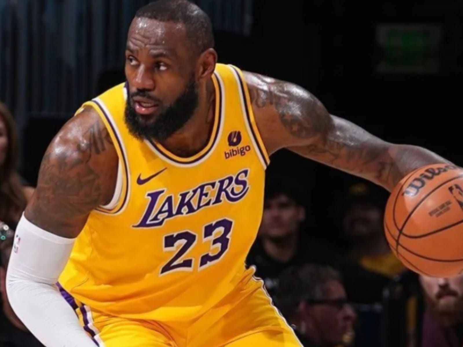 LeBron James quebra recorde, e Lakers superam Spurs pela NBA