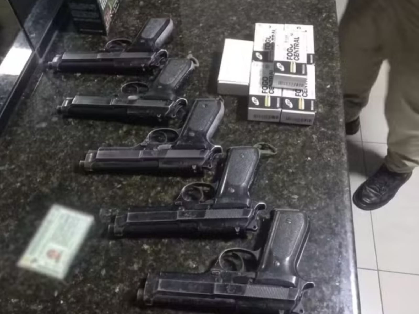 PM encontra parte das armas furtadas de batalhão do Exército no PR, e uma pessoa é presa