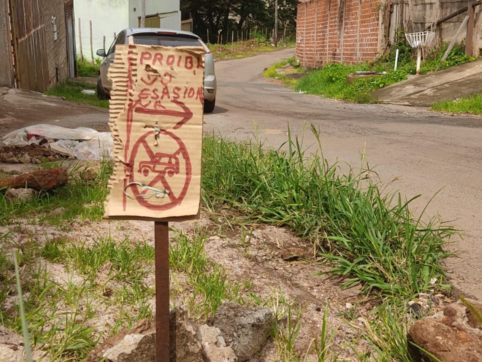 Placa colocada na porta de residência chama atenção de motoristas