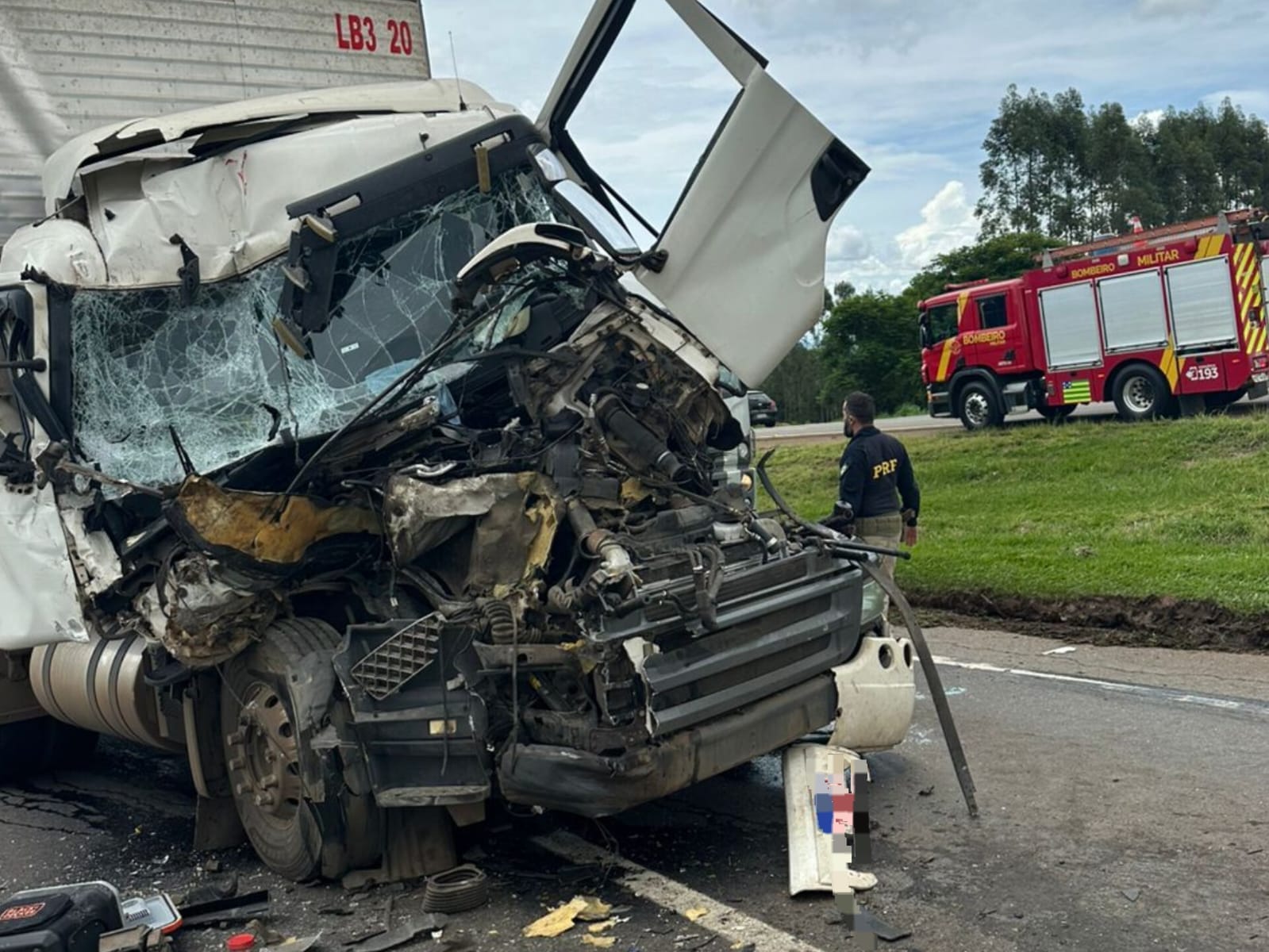 Motorista fica preso às ferragens após colisão de caminhões na BR-060, a caminho de Anápolis