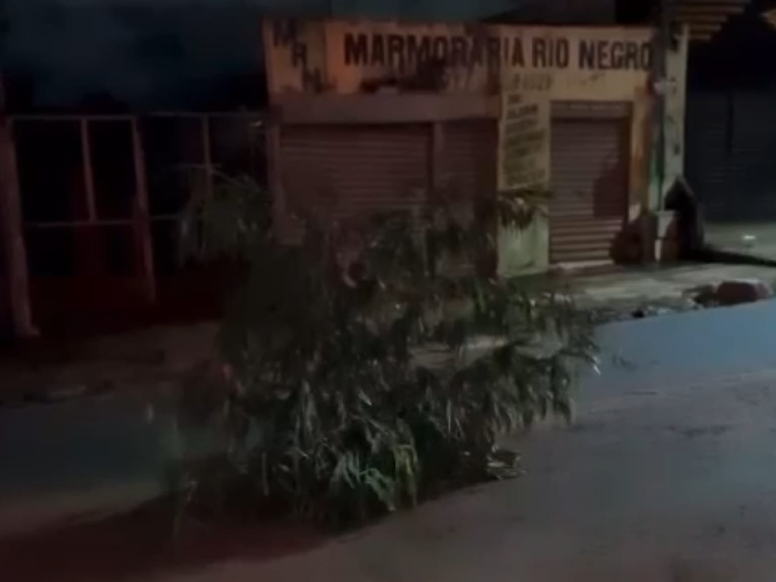 Morador denuncia “cratera” na Avenida Goiás e deixa mensagem para prefeito Roberto Naves: “incentiva o meio ambiente”