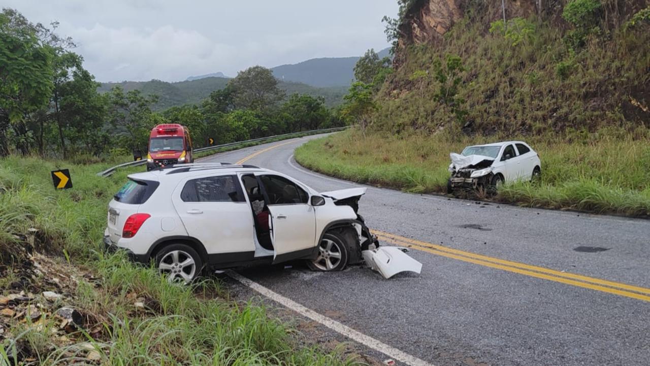 Sete pessoas ficam feridas após grave colisão entre carros na GO-338